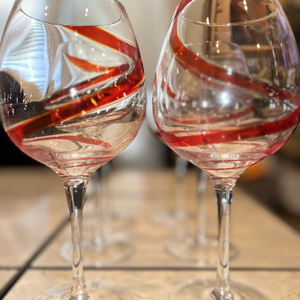 Elegant Red Swirl Wine Glass Set